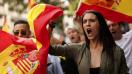 Des manifestants opposés à l\'indépendance de la Catalogne défilent dans la rue, le 30 septembre 2017, à Barcelone.