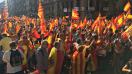 Les rues de Barcelone se remplissent de partisans contre l\'indépendance de la Catalogne, dimanche 8 octobre.