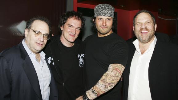 Bob Weinstein, les réalisateurs Quentin Tarantino et Robert Rodriguez, et Harvey Weinstein lors d\'une soirée organisée par The Weinstein Company, le 4 novembre 2005 à Santa Monica (Etats-Unis).&nbsp;