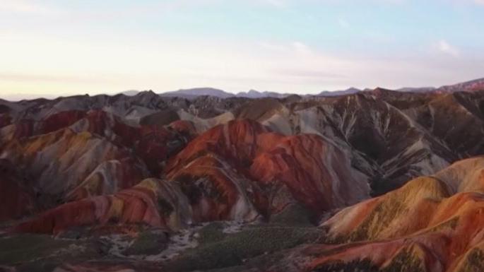 En Chine Une Montagne Arc En Ciel Très Prisée Des Touristes