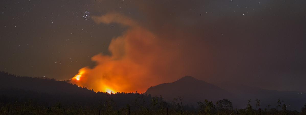 Photo prise de nuit des incendies près de Santa Rosa en Californie (Etats-Unis), samedi 14 octobre.&nbsp;