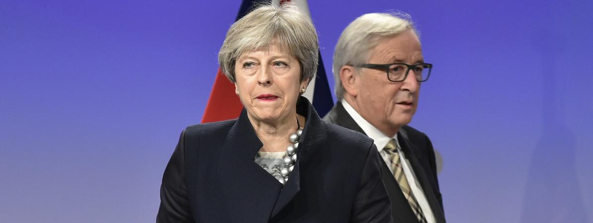 La Première ministre britannique, Theresa May, et&nbsp;le président de la Commission européenne, Jean-Claude Juncker, le 4 décembre 2017, à Bruxelles (Belgique), lors d\'une rencontre de négociation sur le Brexit.