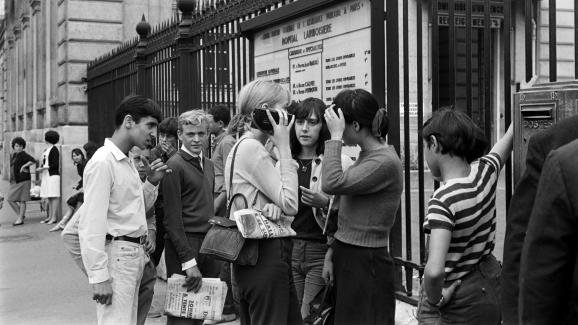 Des fans de Johnny Hallyday patientent devant l’hôpital Lariboisière de Paris au lendemain de la tentative de suicide du chanteur, le 11 septembre 1966.