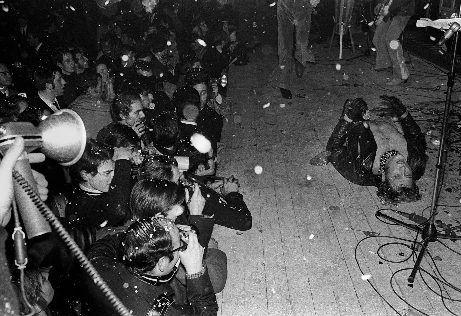 Johnny Hallyday se déchaîne devant 6 000 spectateurs lors d\'un concert au Palais des sports de Paris, le 15 novembre 1967.