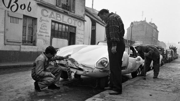 La Jaguar de Johnny Hallyday emboutie après un accident dans un lieu non précisé, le 22 octobre 1962.