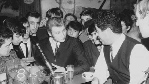 Johnny Hallyday et Henri Leproux, fondateur du Golf-Drouot à Paris, en 1965.