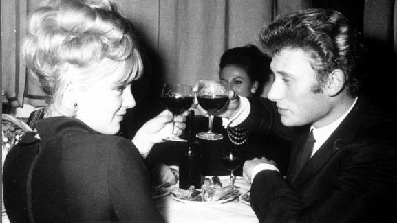 Sylvie Vartan trinque avec son compagnon Johnny Hallyday, le 15 juin 1964 dans un lieu non précisé.