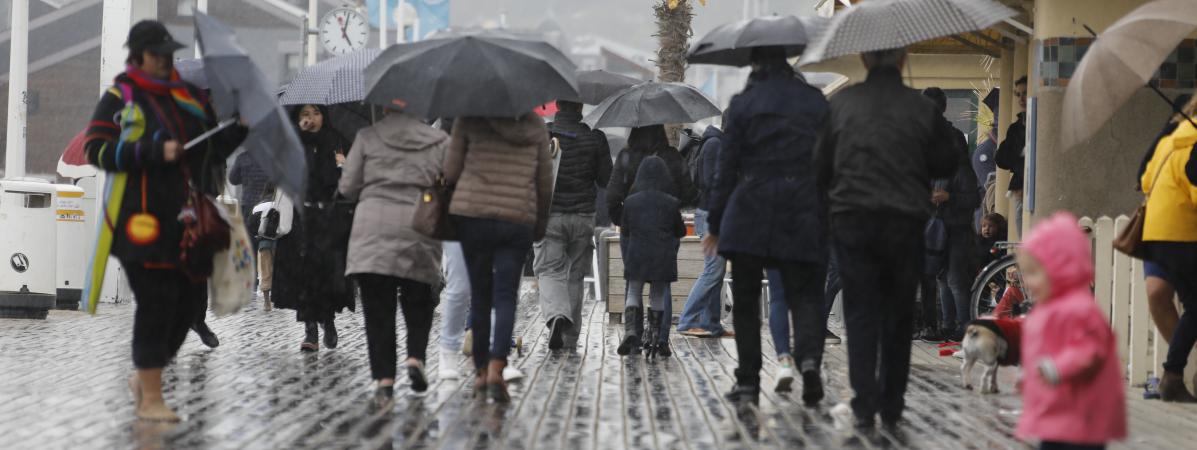 Des gens marchent sous la pluie à Deauville, en Normandie, le 30 avril 2017.