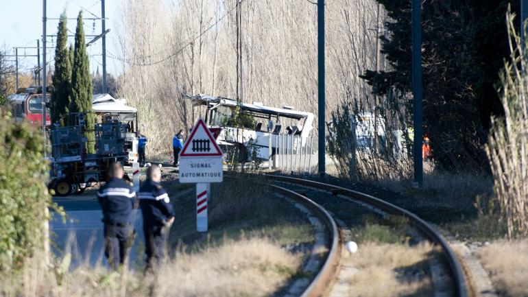 La scène de l\'accident, photographiée le 15 décembre 2017,&nbsp;au passage à niveau de Millas (Pyrénées-Orientales).