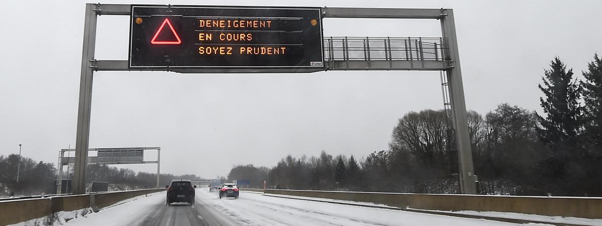 Un panneau appelle à la vigilance lors d\'opération de déneigement de l\'autoroute A36, entre Montbeliard et Besançon (Doubs), le 10 décembre 2017.