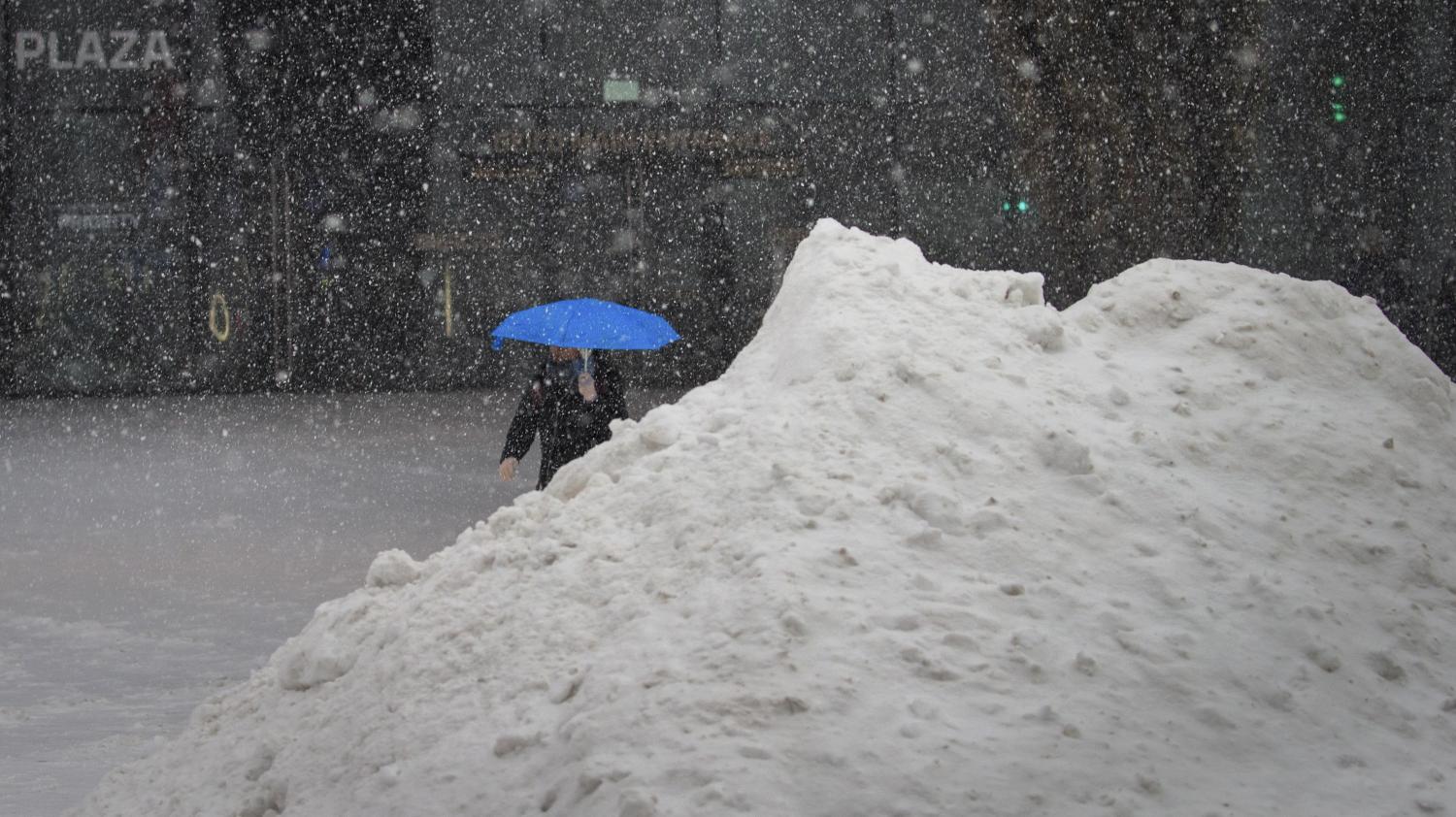 New York in slow motion due to a snowstorm