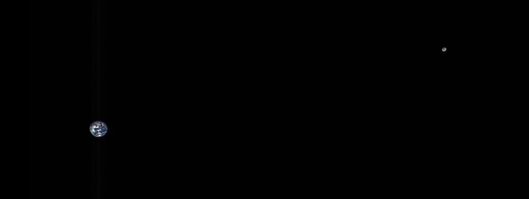 Cliché pris le 2 octobre 2017 par la sonde Osiris-Rex, montrant la distance entre la Terre et la Lune (à droite).&nbsp;