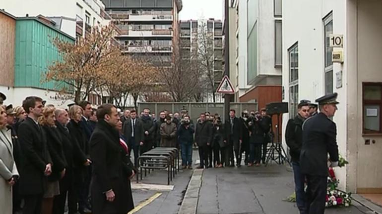 Emmanuel Macron, la maire de Paris Anne Hidalgo et plusieurs membres du gouvernement rendent hommage aux victimes de \"Charlie Hebdo\", dimanche 7 janvier 2018 à Paris.