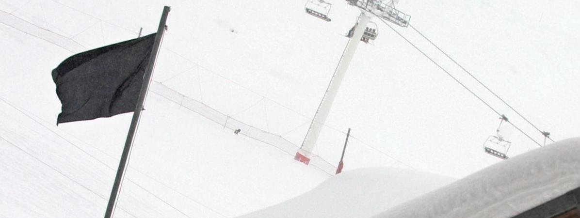 Un drapeau noir indique le risque d\'avalanche maximum de 5 sur une échelle de 5, le 13 janvier 2004, à Val-Thorens (Savoie).