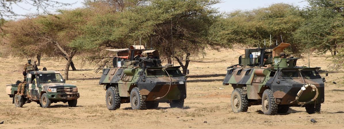 Des soldats français de la force Barkhane patrouillent à Timbamogoye (Mali), le 10 mars 2016.