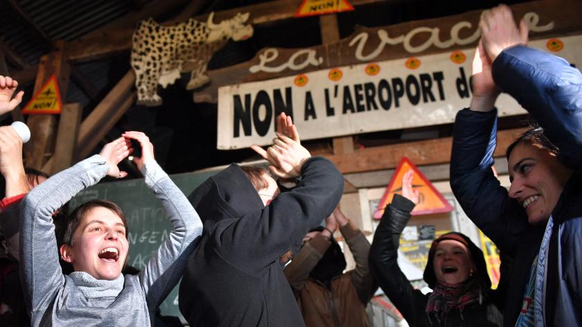 Des militants célèbrent la décision du gouvernement d\'abandonner le projet d\'aéroport, le 17 janvier 2018, sur la ZAD à&nbsp;Notre-Dame-des-Landes (Loire-Atlantique).