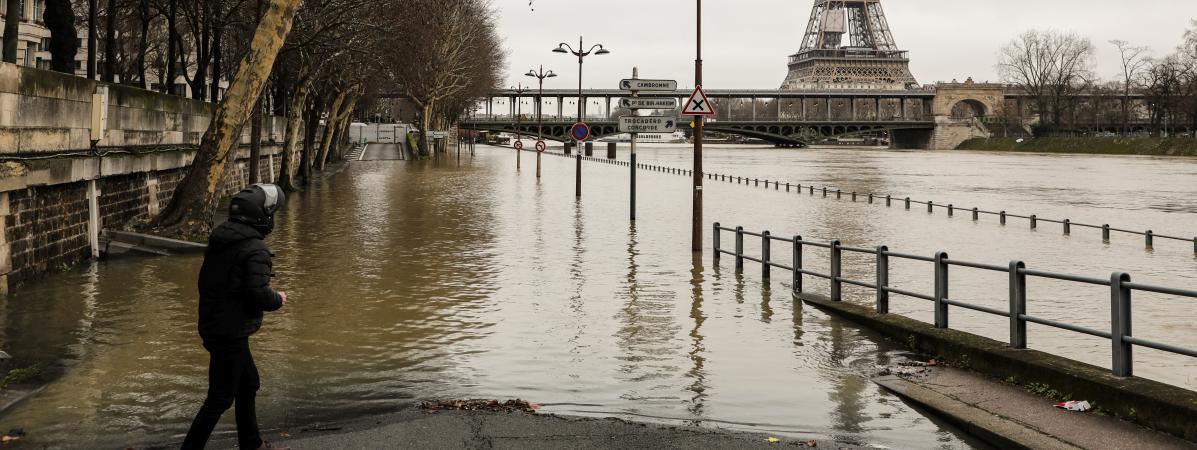 Un homme s\'approche de la Seine en crue à Paris, le 23 janvier 2018.