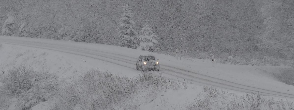 Une route de la Loire sous la neige, le 26 janvier 2018, lors d\'une précédente vague de froid.