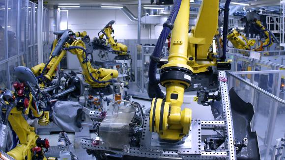 Des robots dans une usine d\'assemblage d\'automobiles.