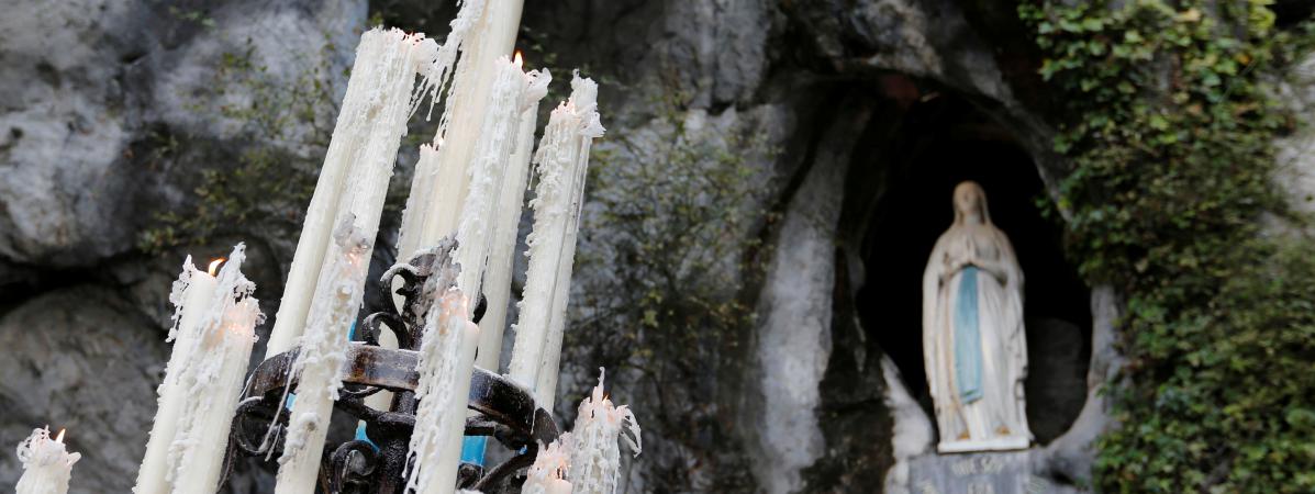 Des cierges à l\'entrée de la grotte de Massabielle, à Lourdes (Hautes-Pyrénées), le 4 novembre 2016.