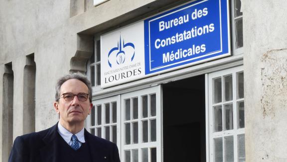 Le docteur&nbsp;&nbsp;Alessandro de Franciscis, président du Bureau des constatations médicales, pose devant ses locaux, à Lourdes (Hautes-Pyrénées).