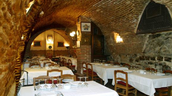 La salle voûtée du restaurant Botín, à Madrid.