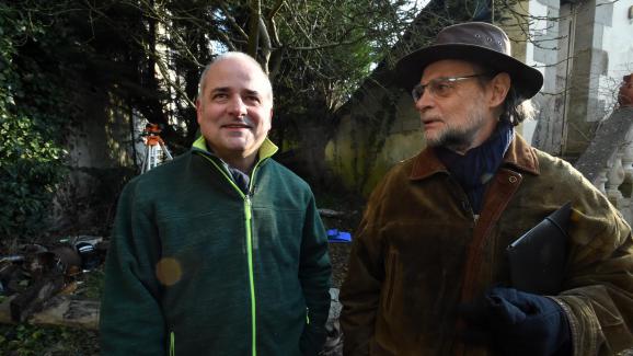 Le brocanteur Bertrand Vilain (à gauche) et l\'ancien avocat Denis Langlois, à&nbsp;Morlaix (Finistère), le 26 février 2018.