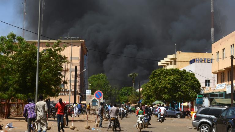 Une fumée noire est visible après de multiples attaques dans le centre de Ouagadougou au Burkina Faso, le 2 mars 2018.