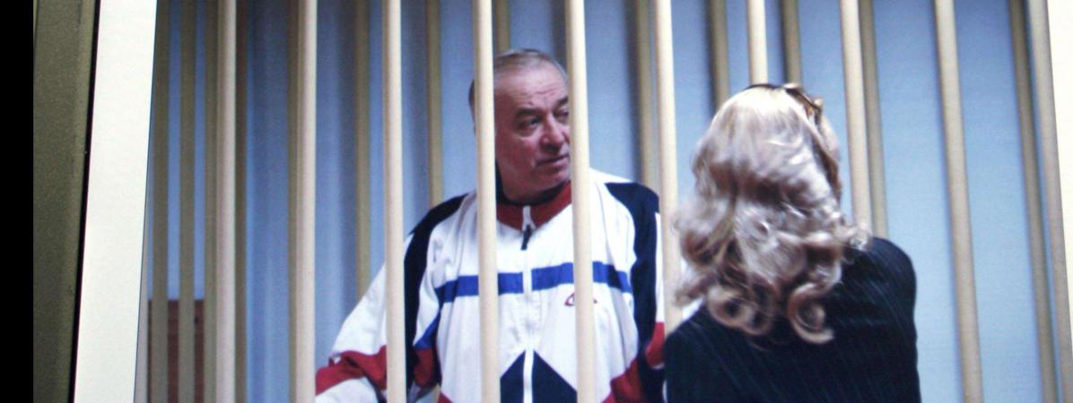 Sergueï Skripal parle à son avocate au palais de justice de Moscou (Russie), le 9 août 2006.