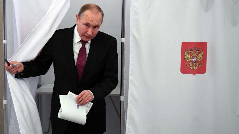 Vladimir Poutine sort de l\'isoloir, le 18 mars 2018, à Moscou (Russie).