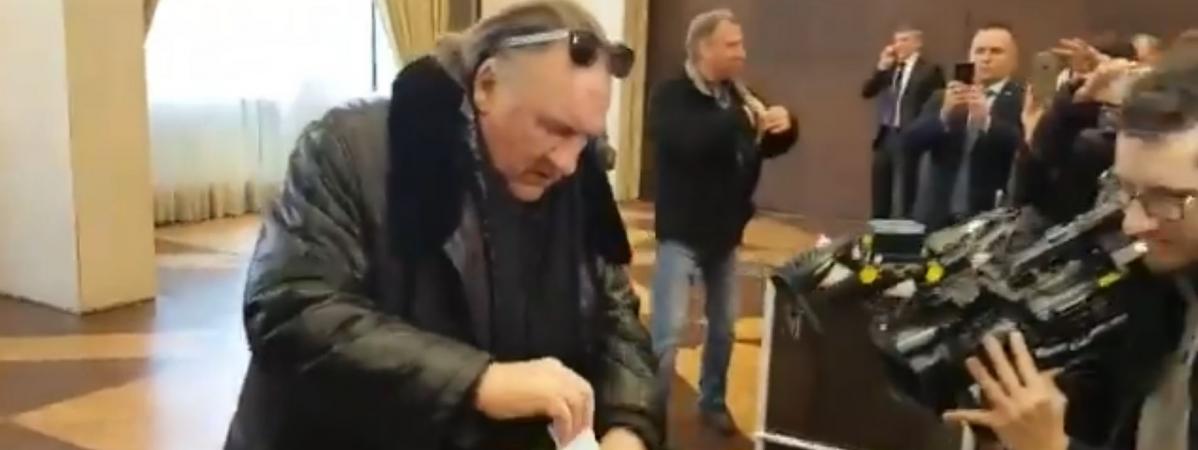 L\'acteur&nbsp;français Gérard Depardieu vote pour l\'élection présidentielle russe à l\'ambassade de Russie, à Paris, le 18 mars 2018.&nbsp;