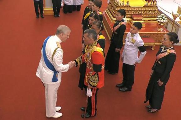 Le prince Andrew salue le roi de Thaïlande Maha Vajiralongkorn à la crémation de son prédécesseur, le roi Bhumibol Adulyadej, à Bangkok, où il représente la Couronne britannique, le 26 octobre 2017. 