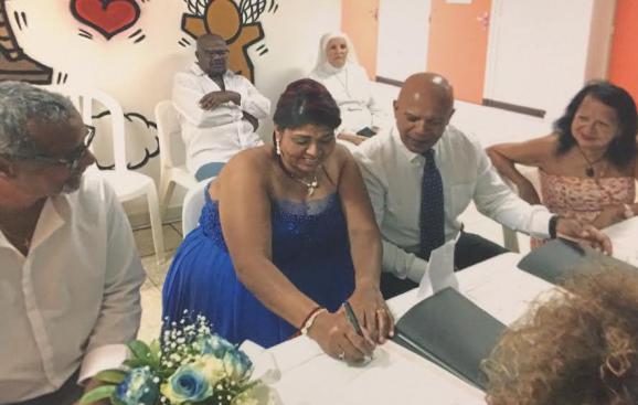 Nadège Lhomond signe les registres d\'état civil le jour de son mariage avec Casanova Agamemnon, le 27 novembre 2017, au centre de détention du Port, à La Réunion.&nbsp;