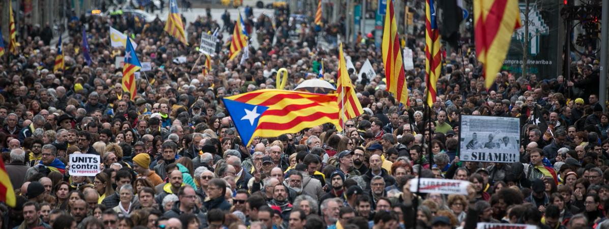 Des indépendantistes catalans manifestent dans les rues de Barcelone, dimanche 25 mars 2018, après l\'arrestation de Carles Puigdemont.