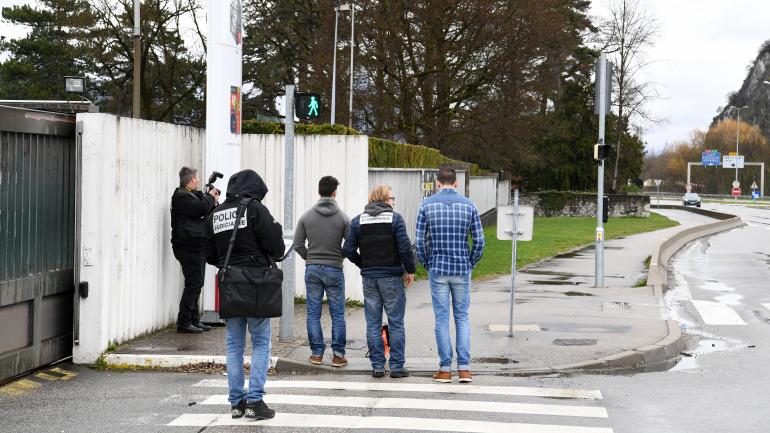 Des membres de la police judiciaire en poste devant l\'entrée de la caserne de Varces-Allières-et-Risset (Isère), jeudi 29 mars 2018, après qu\'un individu a tenté de foncer sur des militaires au volant d\'un véhicule.