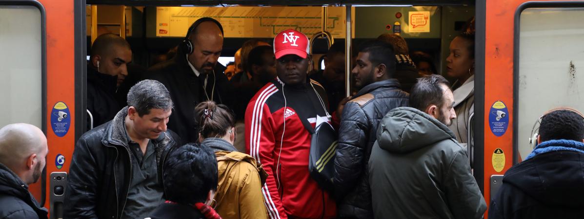 Des voyageurs à la gare de Lyon à Paris, mardi 3 avril 2018.