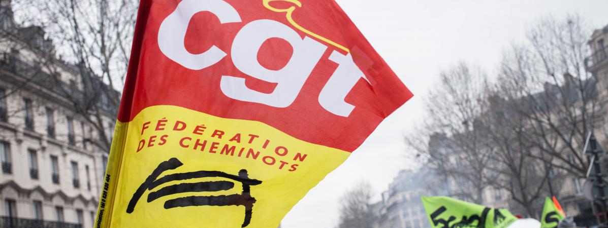 Un drapeau de la CGT-Cheminots dans le cortège parisien de la manifestation nationale du 22 mars 2018.