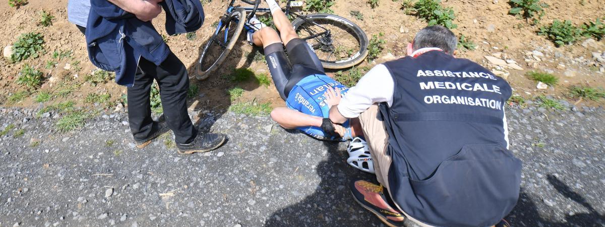 Le coureur belge Michael Goolaerts a fait une impressionnante chute sur le Paris-Roubaix, le 8 avril 2018.&nbsp;