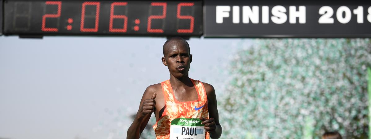 Résultat de recherche d'images pour "Les Kenyans Paul Lonyangata et Betsy Saina remportent le 42e marathon de Paris"