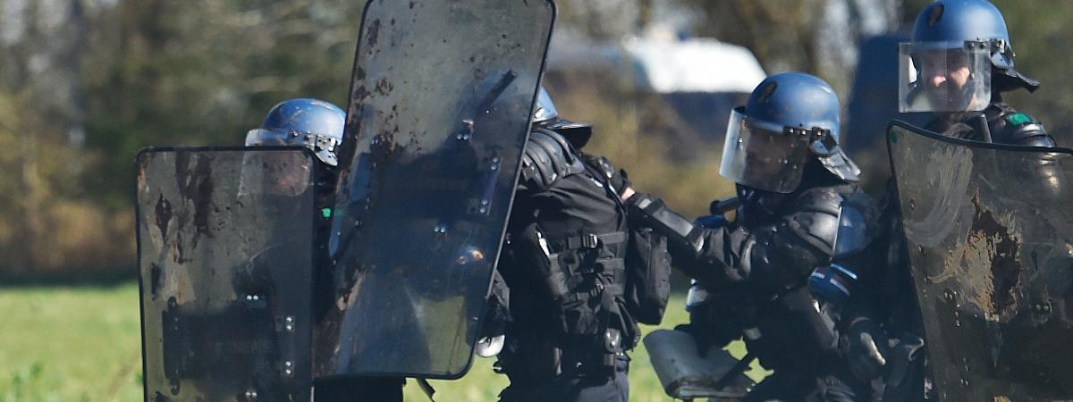 Policiers en intervention dans la ZAD de Notre-Dame-des-Landes, le 11 avril.