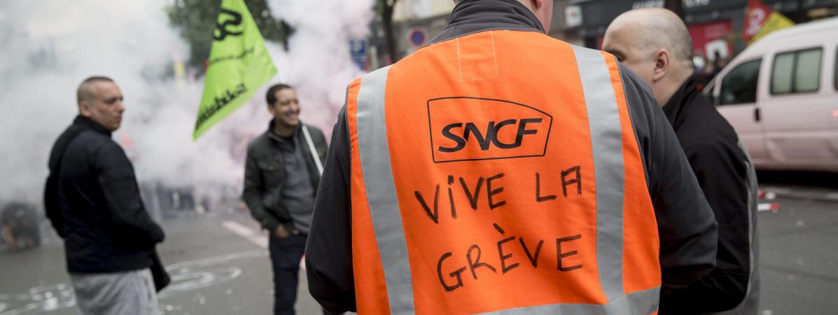 Des cheminots en grève près de l\'ancien siège de la SNCF à Paris, le 6 juin 2016.