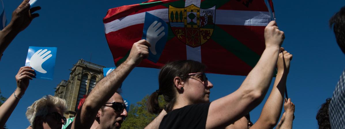 Lors d\'un rassemblement&nbsp;pour saluer le désarmement de l\'ETA, à Bayonne (Pyrénées-Atlantiques), le 8 avril 2017.