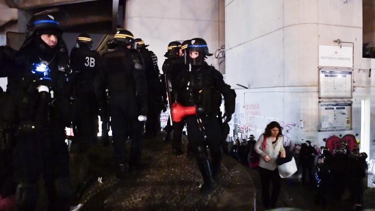 Des policiers évacuent les étudiants de l\'université de Tolbiac, le 20 avril 2018 à Paris.