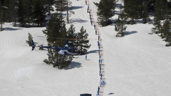 Des militants d'extrême droite dressent une barrière en plastique pour contrôler le passage des migrants entre l'Italie et la France, samedi 21 avril à Nevache (Hautes-Alpes).