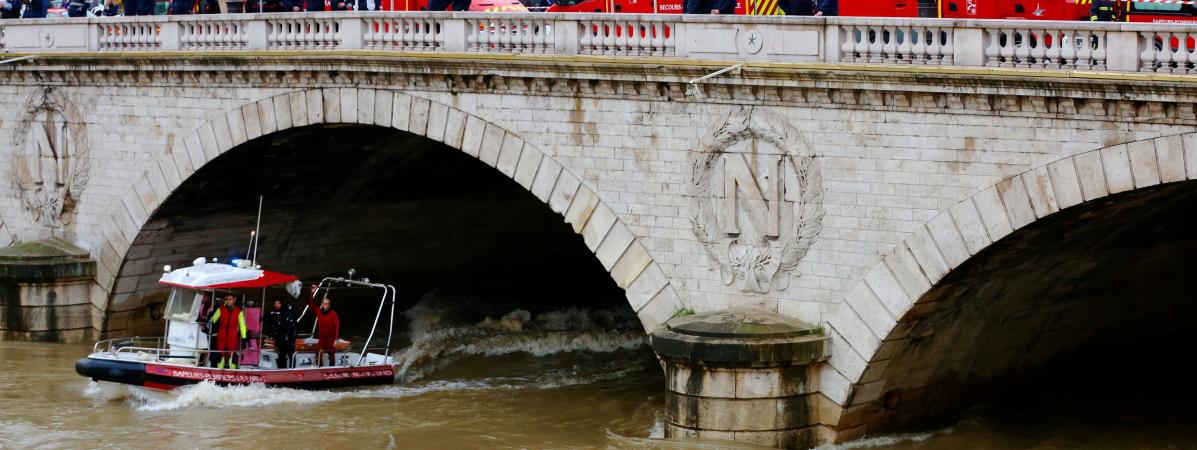 Des pompiers recherchent le corps d\'une policière disparue dans la Seine, le 5 janvier 2018.