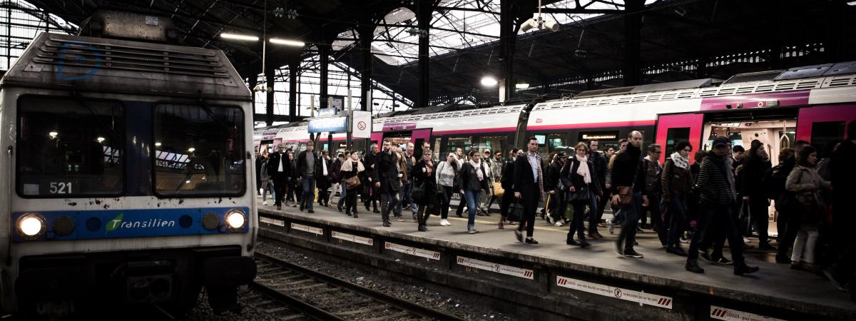 Des usagers sur un quai de la gare Saint-Lazare, le 9 avril 2018.