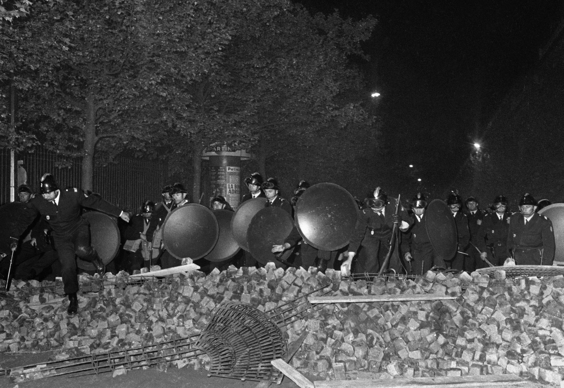 Recit 10 Mai 1968 La Nuit Des Barricades Fait Basculer La France Dans La Greve Generale