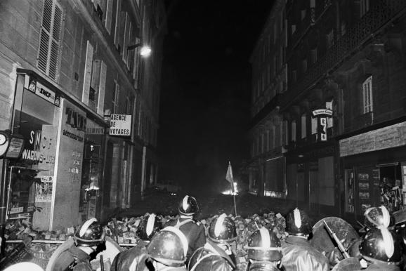 Recit 10 Mai 1968 La Nuit Des Barricades Fait Basculer La France Dans La Greve Generale