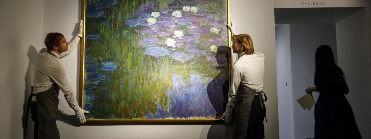 Le tableau de Claude Monet les \"Nymphéas en fleurs\", ici à Londres&nbsp;en février 2018, a été vendu&nbsp;lors de&nbsp;la vente organisée par Christie\'s de New York.