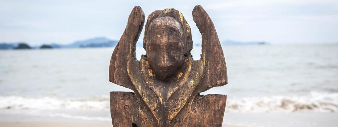 Un totem de l\'émission \"Koh-Lanta\" sur une plage de Thaïlande.